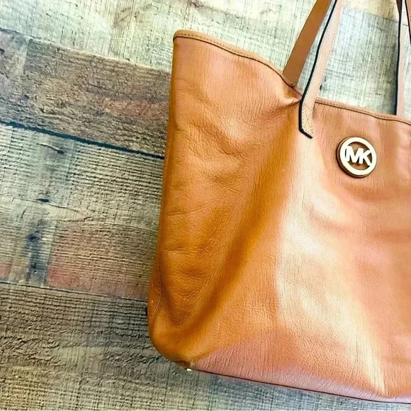 Micheal Kors Large Leather Tote - Picture 4 of 14